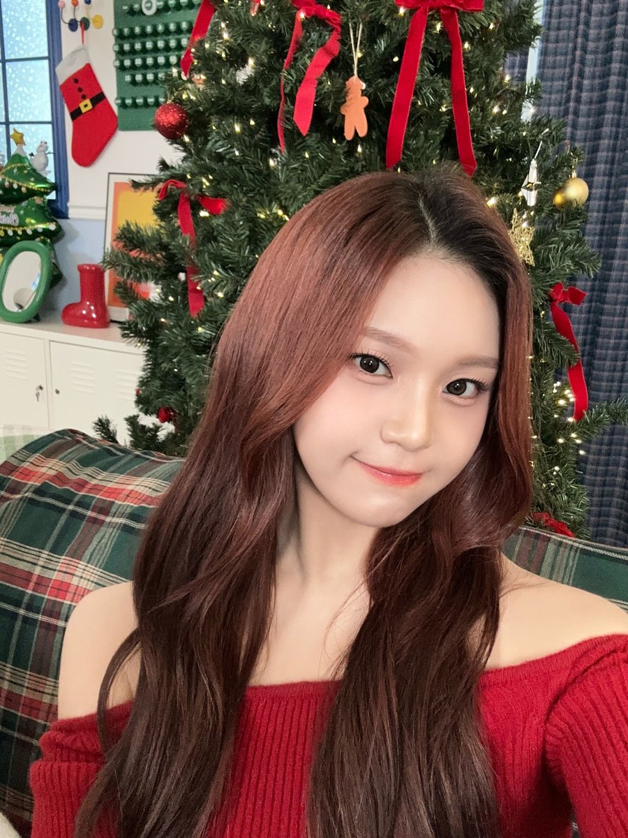 VIVIZ_staff's tweet image. [#VIVIZ_STAFF] 🎁

𝘝𝘐𝘝𝘐𝘡 - ‘𝘓𝘪𝘬𝘦 𝘐𝘵’𝘴 𝘊𝘩𝘳𝘪𝘴𝘵𝘮𝘢𝘴’ 𝘊𝘰𝘷𝘦𝘳
𝟸:𝟶𝟿 ────*̥❄︎‧˚────── 𝟺:𝟻𝟼
         ⇆           ◁       ❚❚       ▷           ↻

#VIVIZ #비비지
#EUNHA #은하
#SINB #신비
#UMJI #엄지