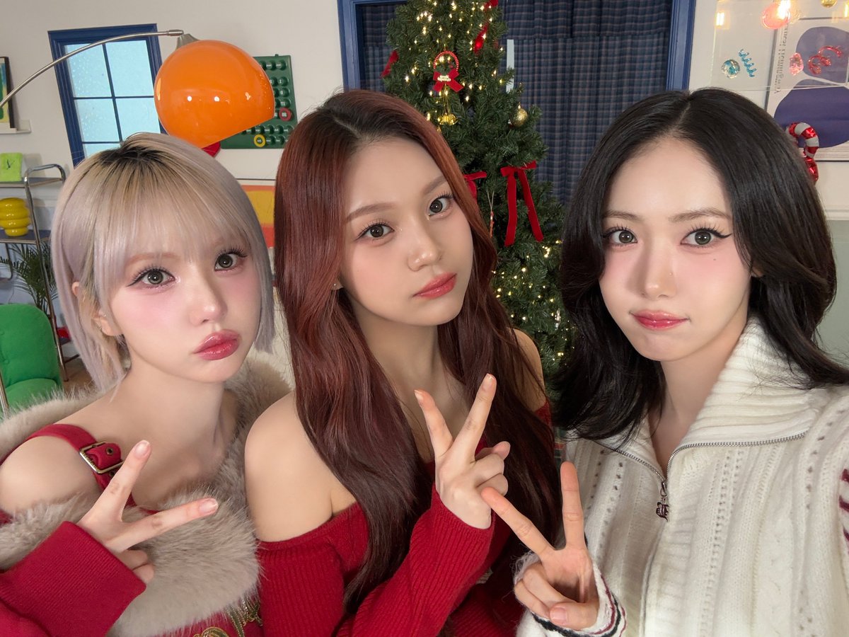 VIVIZ_staff's tweet image. [#VIVIZ_STAFF] 🎁

𝘝𝘐𝘝𝘐𝘡 - ‘𝘓𝘪𝘬𝘦 𝘐𝘵’𝘴 𝘊𝘩𝘳𝘪𝘴𝘵𝘮𝘢𝘴’ 𝘊𝘰𝘷𝘦𝘳
𝟸:𝟶𝟿 ────*̥❄︎‧˚────── 𝟺:𝟻𝟼
         ⇆           ◁       ❚❚       ▷           ↻

#VIVIZ #비비지
#EUNHA #은하
#SINB #신비
#UMJI #엄지