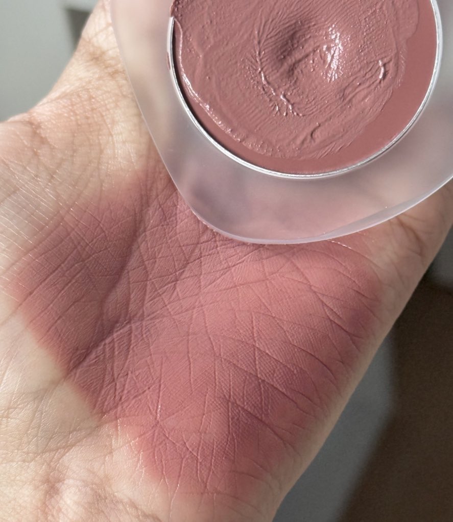 เจอบลัช misty rose อีกตัวที่สีนัวตรงเรฟ 100% แล้ว🫠 คือใช่มาก สี mocha ของคาเกะ มีความน้ำตาลอมชมพู นัวขั้นสุดด ชอบตรงสีมันไม่อ่อนไป คนผิวสีน้ำผึ้วแบบเราใช้แล้วโคตรจาสวย