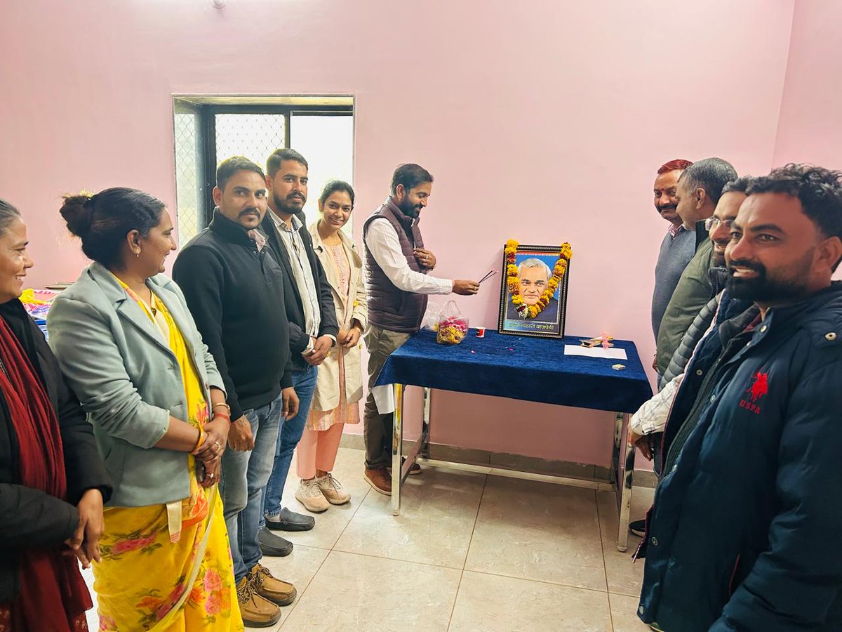manoharpur57's tweet photo. नगर पालिका मनोहरपुर मे स्वच्छ भारत मिशन के तहत आज दिनांक 25.12.2025 को राज्य सरकार के आदेश अनुसार सुशासन दिवस मनाया गया।
@MoHUA_India 
@SwachhBharatGov 
@PMU_SBM_RAJ 
@sbmvns
@RajCMO 
@urbansbm 
@LSG_Rajasthan https://t.co/F9SV5GwwB5