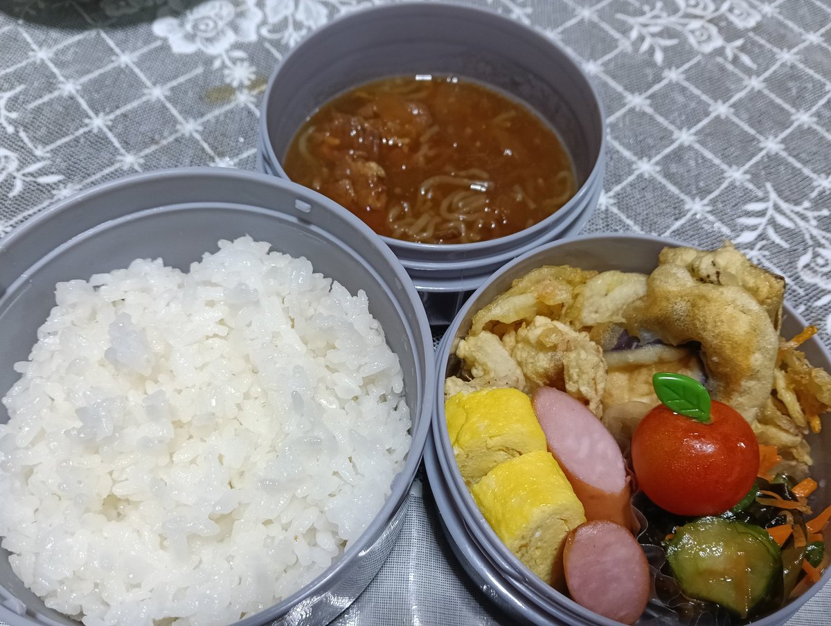 nonnonnon1995's tweet photo. 今日のお弁当、、、
レトルトの牛丼があったから
牛丼弁当🍱
あと、昨日作った天ぷら🍤
ちゃんと弁当ように取ってた👍🏻
楽チン弁当✨✨✨

#今日のお弁当
#牛丼弁当
#楽チン
#あと一日
#シングルマザー
#熊本 https://t.co/rwW7asNM5I