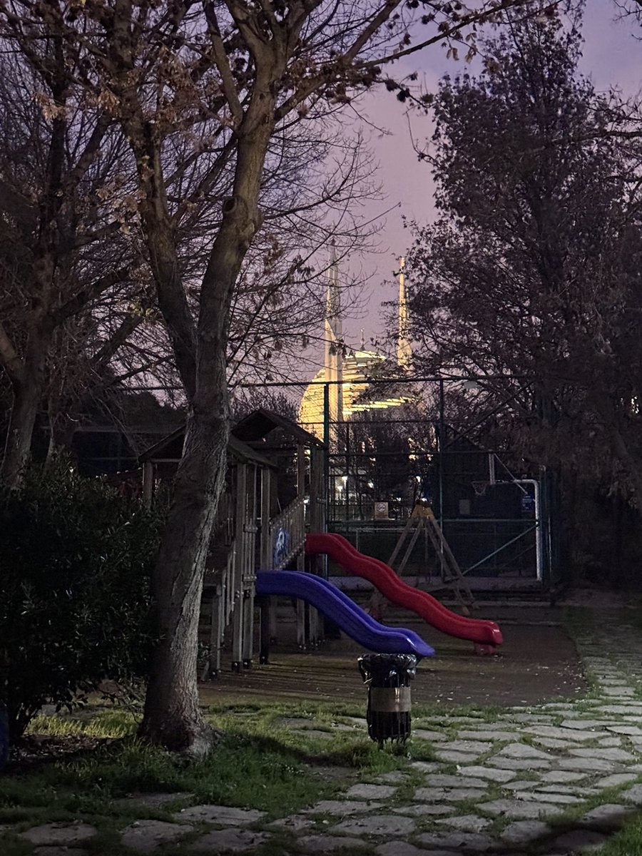 Günaydın fotoğrafı bu sabah 7:53 te çektim Altunizade Mahallesi Huzur Parkı basket ve futbol sahalarındaki aydınlatmalar bir süredir çalışmıyor. Gereğinin yapılmasını rica ederim <a href="/uskudarbld/">Üsküdar Belediyesi</a>  <a href="/sdedetas/">Sinem Dedetaş</a>
