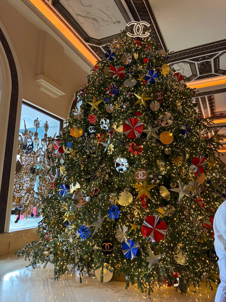 Suara_FIX's tweet photo. クリスマスぽい写真あったかなーと探してたら、これがあった！！この間の香港で見つけたラグジュアリーなツリー🎄煌めきがすごかった🤩

Suaraサンタ🤶へお願い事ありがとうね笑。皆さんも体調お気をつけて〜✨
メリークリスマス⛄️ https://t.co/vn0ApwpUdX
