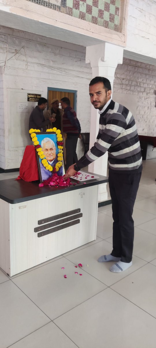 bkpaliwal425's tweet photo. देशवासियों के हृदय में बसे पूर्व प्रधानमंत्री भारत रत्न अटल बिहारी वाजपेयी जी को उनकी जयंती पर सादर नमन। उन्होंने अपना संपूर्ण जीवन सुशासन और राष्ट्र निर्माण को समर्पित कर दिया। वे एक प्रखर वक्ता के साथ-साथ ओजस्वी कवि के रूप में भी सदैव स्मरणीय रहेंगे। #सुशासन_दिवस #सुशासन_2_साल https://t.co/FI7Ws8CADk