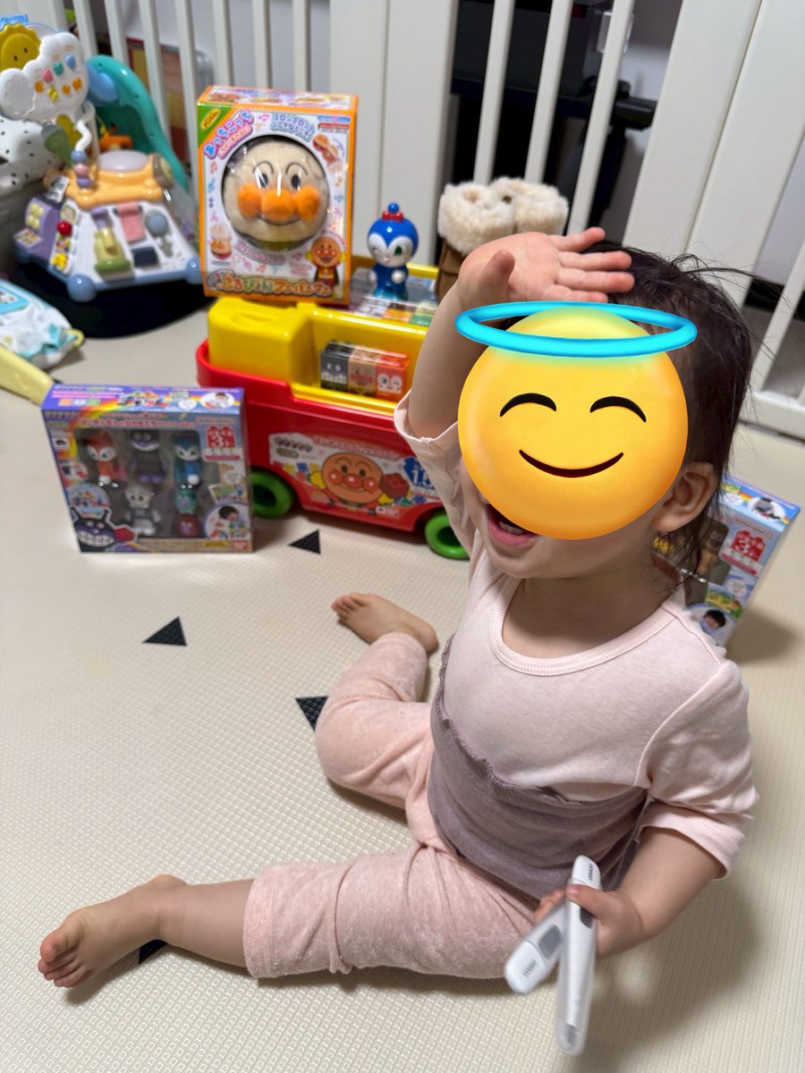tomohiyo0818's tweet photo. 昨日からウイルス性の胃腸炎で朝から熱があったから薄着になって変な格好なってる
プレゼント喜んでくれてよかった☺️🩵 https://t.co/oD8v7Bex3v