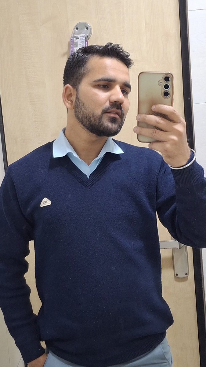 Ak41978's tweet image. बरगद के पेड़ को कुकुरमुत्ता बना देते हैं 
सिर के ताज को भी जूता बना देतें हैं, 
और बुरा वक़्त आये तो खुद ही लड़ना 
समझौते शेर को कुत्ता बना देतें हैं..!!
  #copy