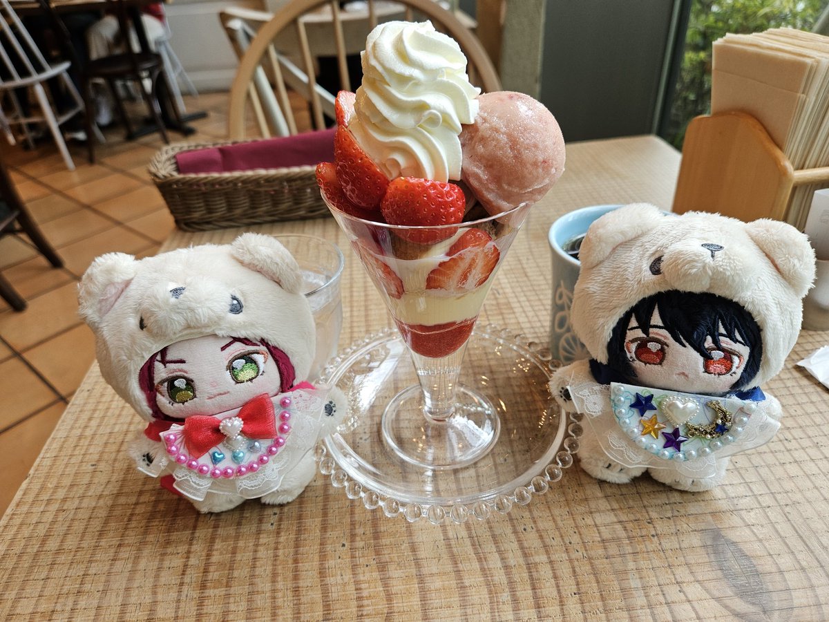 🎅🎄𝑀𝑒𝑟𝑟𝑦 𝐶ℎ𝑟𝑖𝑠𝑡𝑚𝑎𝑠🎄🎁 自分へのご褒美でイチゴパフェ