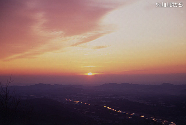 【日光のご来光スポット】
令和8年元旦は、日光で初日の出を迎えてみませんか。
日の出予測は6:45〜7:00頃。
早朝は路面凍結や厳寒が予想されるため、防寒対策と冬用装備を万全に。
nikko.4-seasons.jp/info/news_deta…