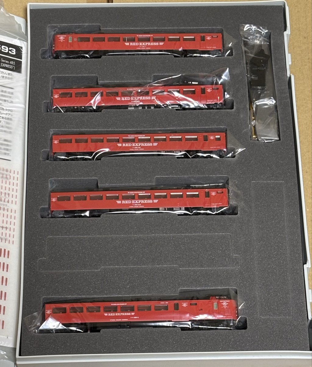 こんにちは。 今日はクリスマスにちなんで赤い電車をご紹介します