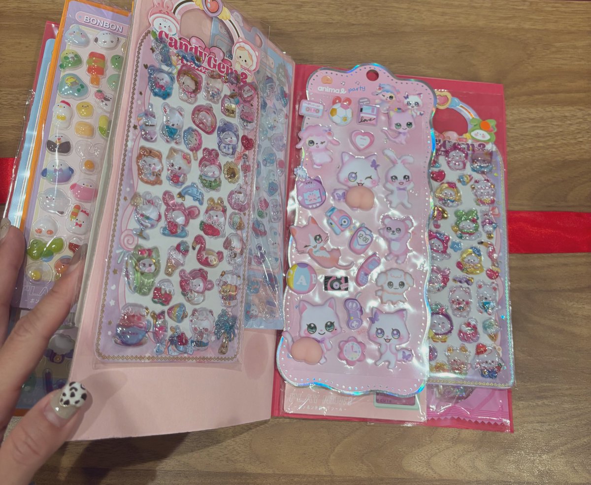 シール集めに夢中な娘に、どっさりシール22枚入りの大人のシール帳をそっとプレゼント✨🎁🥳

喜ぶ笑顔が、ただただ嬉しい♡
メリークリスマス🎄今宵も良い1日を♡