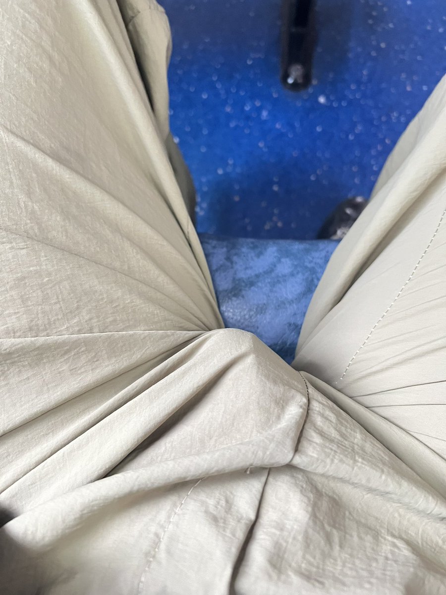 穿了一個在公車上一硬就很尷尬的褲子🥵🥵🥵
