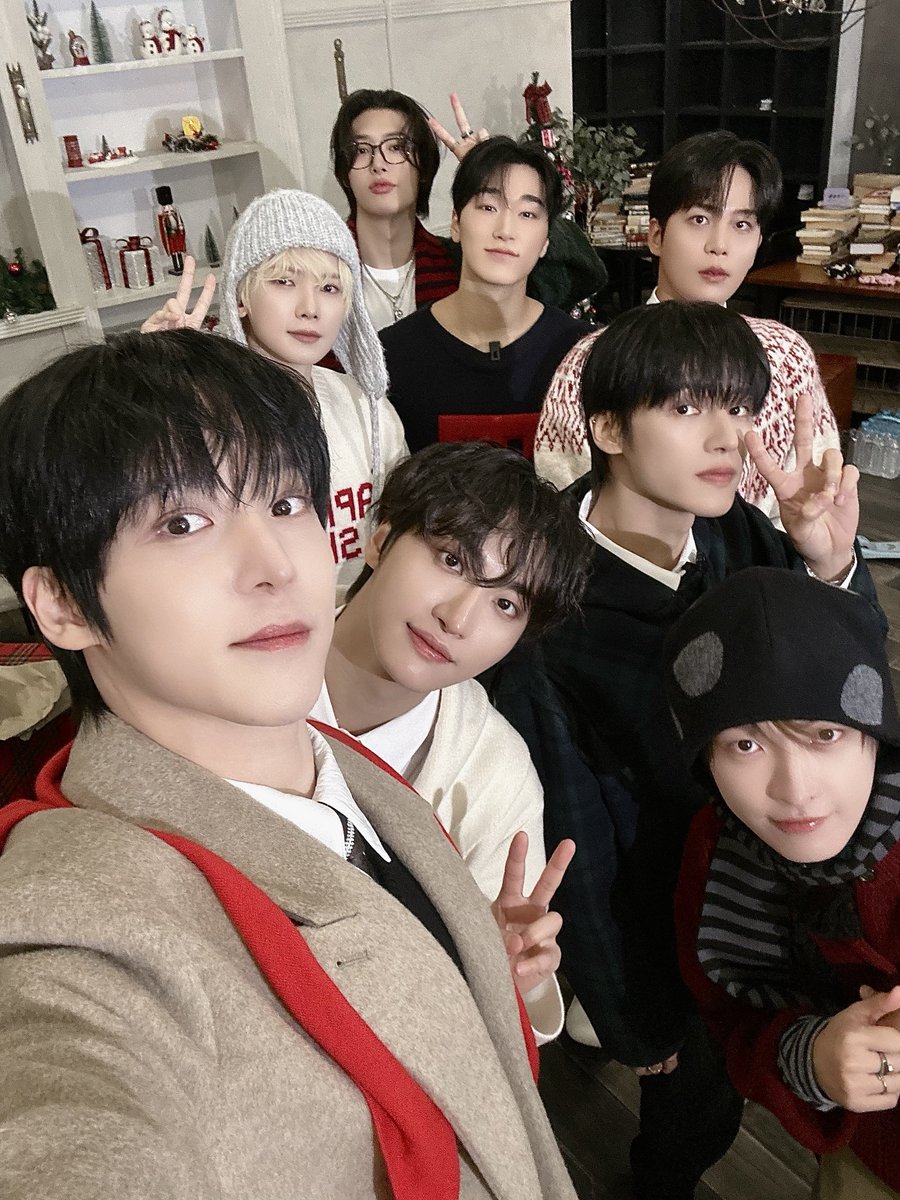 ATEEZofficial's tweet image. [📷] ATEEZ(에이티즈) 산타를 찾아서 Behind Photo

설레는 마음으로 크리스마스를 기다리던
그때 처럼, 잠시 동심으로 돌아가
웃음 가득했던 시간🎄 ✧･ﾟ: *

#ATEEZ #에이티즈