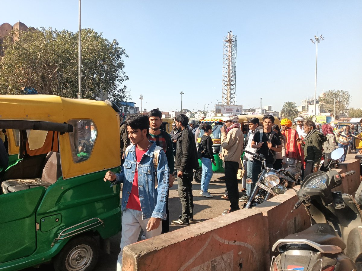 Rajesh8Swami's tweet photo. जयपुर चारदीवारी में बैटरी रिक्शा बंद होने से ऑटो वाले मनमाना किराया 1km का ₹20 वसूल रहे हैं। जनता और निवासी परेशान हैं, पैदल चलने को मजबूर हैं। कृपया समाधान करें।
@BhajanlalBjp @KumariDiya @DrPremBairwa @GovindDotasra
#Jaipur #PublicTransport #Rajastha @AmitShah @DainikBhaskar https://t.co/Ng1trihbOy