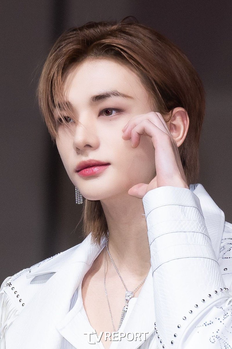 tleeminhex's tweet image. Cara esse homem se supera todo ano, num dia ele aparece com a cabeça toda rapada sem q ninguem sequer cogitasse a possibilidade e durante um ano todo o fandom fica "mds oq o hyunjin fará agora" e ele aparece com um castanho básico que faz dele um verdadeiro PRÍNCIPE