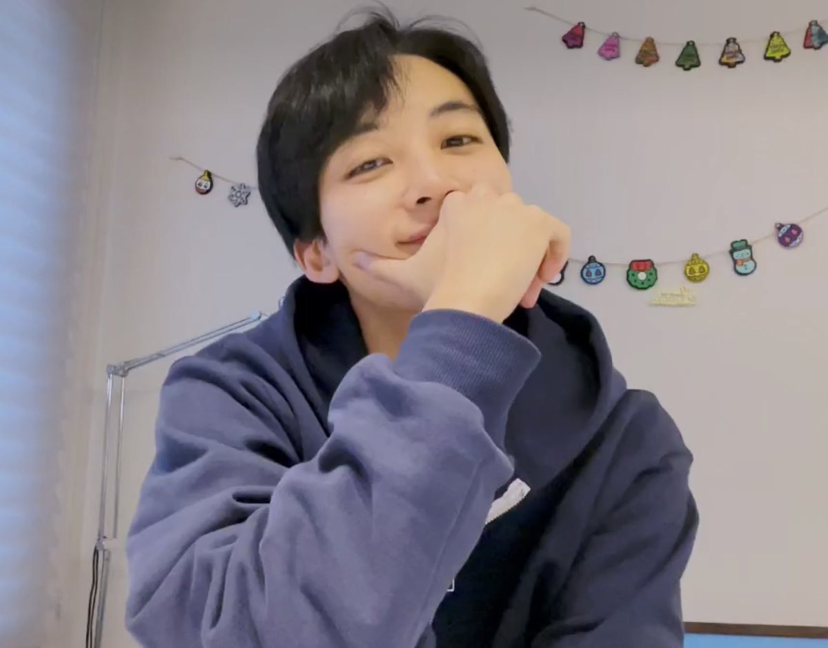 jhyaoi's tweet photo. Shitty ass year is ending so beautifully. Thank you for being a real angel jeonghan https://t.co/5fhLCSm7Fb