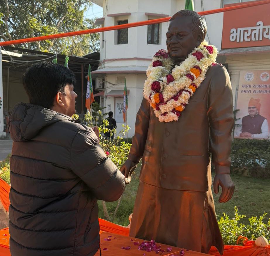 hirendrakaushik's tweet photo. पूर्व प्रधानमंत्री 'भारत रत्न' श्रद्धेय अटल बिहारी वाजपेयी जी की जयंती पर आज जयपुर स्थित भाजपा प्रदेश कार्यालय में अटल जी की प्रतिमा पर पुष्पांजलि एवं माल्यार्पण कर उनका स्मरण किया ।

#AtalSmritiVarsh https://t.co/3Zf1FmJS2q