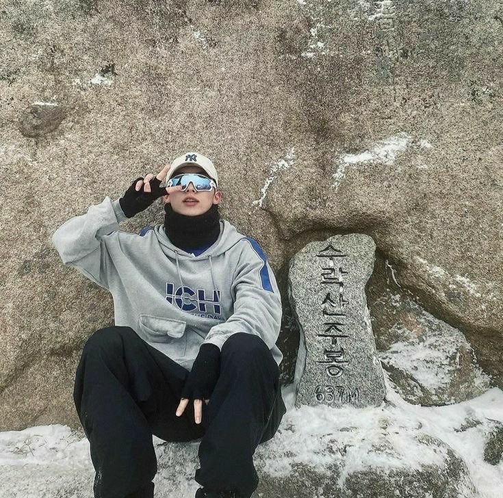 planetofjen's tweet image. #shse au | Baby, it’s cold outside 🏂

Suho is a world renowned Olympic snowboarder being put to work for the holidays. Sieun is a burnt out author suffering from writers block who has no choice when his friends drag him on their Christmas snowboarding trip up to the mountains.