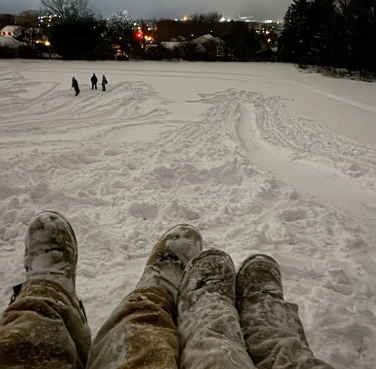 planetofjen's tweet image. #shse au | Baby, it’s cold outside 🏂

Suho is a world renowned Olympic snowboarder being put to work for the holidays. Sieun is a burnt out author suffering from writers block who has no choice when his friends drag him on their Christmas snowboarding trip up to the mountains.