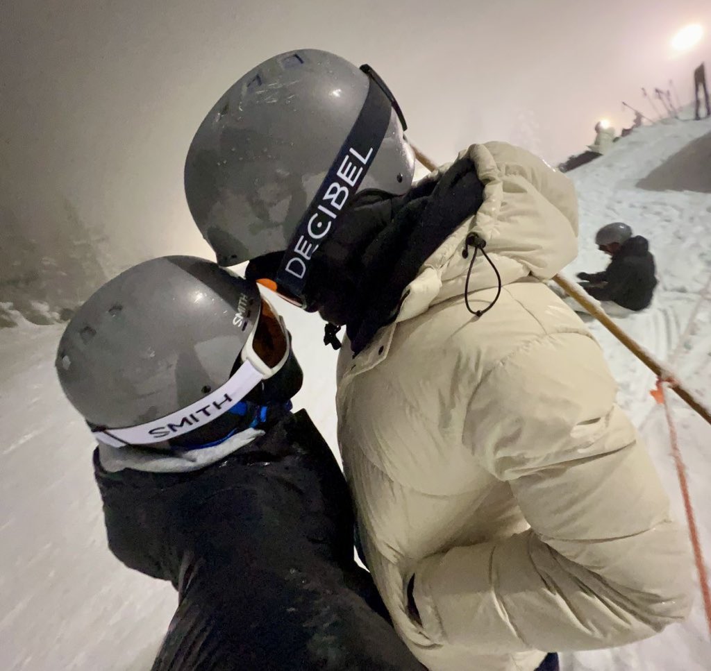 planetofjen's tweet image. #shse au | Baby, it’s cold outside 🏂

Suho is a world renowned Olympic snowboarder being put to work for the holidays. Sieun is a burnt out author suffering from writers block who has no choice when his friends drag him on their Christmas snowboarding trip up to the mountains.