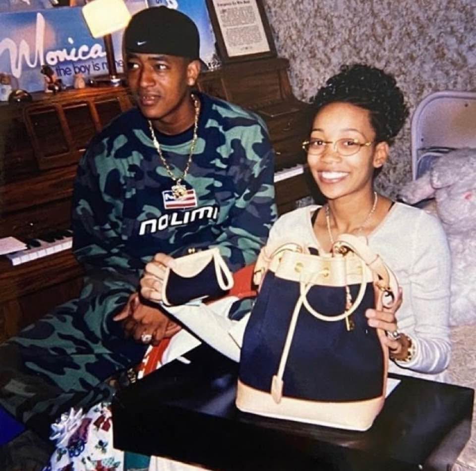 Rollitupk's tweet image. My momma and my daddy when he use to sell a li weed 🤣