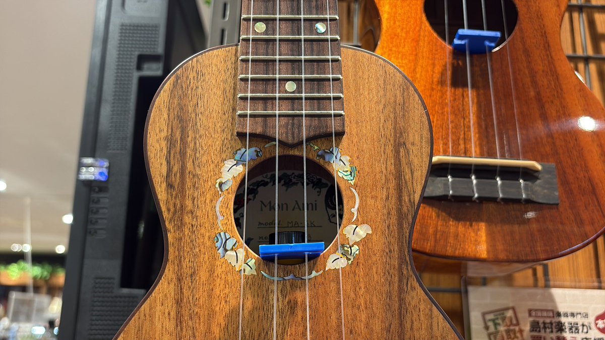 shima_kanamachi's tweet image. どのフォルムから見てもおしゃれな　#MonAmi  ウクレレが新入荷です♪( ´▽｀)
ハワイアンコアにしてオール単板‼️サウンドホールの周りがとんでもなく美しい一品です😭
#ウクレレ　#モナミ　#メリクリー