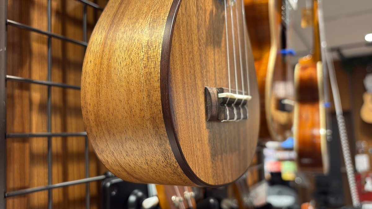 shima_kanamachi's tweet image. どのフォルムから見てもおしゃれな　#MonAmi  ウクレレが新入荷です♪( ´▽｀)
ハワイアンコアにしてオール単板‼️サウンドホールの周りがとんでもなく美しい一品です😭
#ウクレレ　#モナミ　#メリクリー