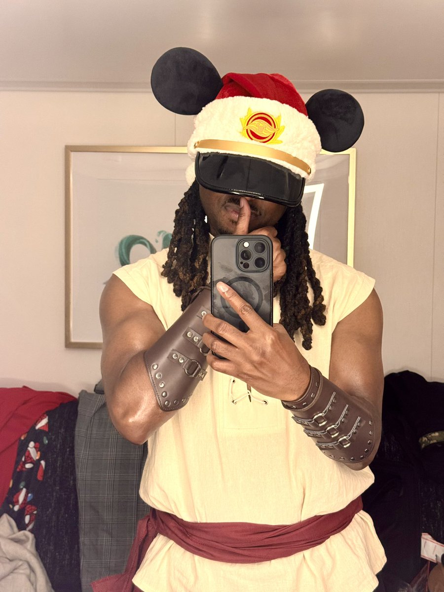 StayFlyLife's tweet image. Merry Christmas from a boat in the middle of the ocean 🏴‍☠️