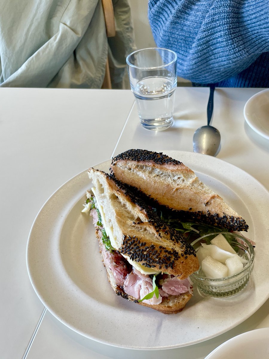 기다리던 책과, 맛난 음식과, 휴일이라니. 너무 좋다.