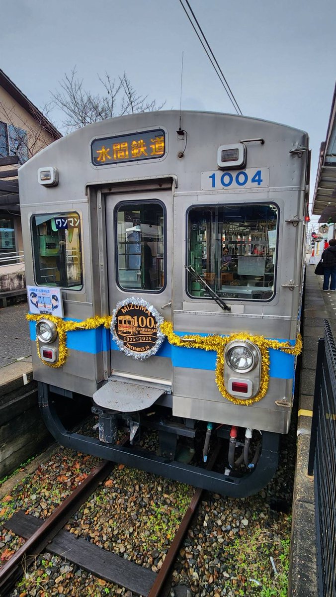 Matsuda_Siko's tweet photo. 水間鉄道100周年記念式典が24日に開催されました！！
創業100周年記念事業として､弊社では
約100年前の電車を段ボールオブジェで再現協力しました！（西園寺さん､ZAKIさんファンのスタッフとしてはとても嬉しいです････！）
#水間鉄道100周年 https://t.co/qSN46E2KQW