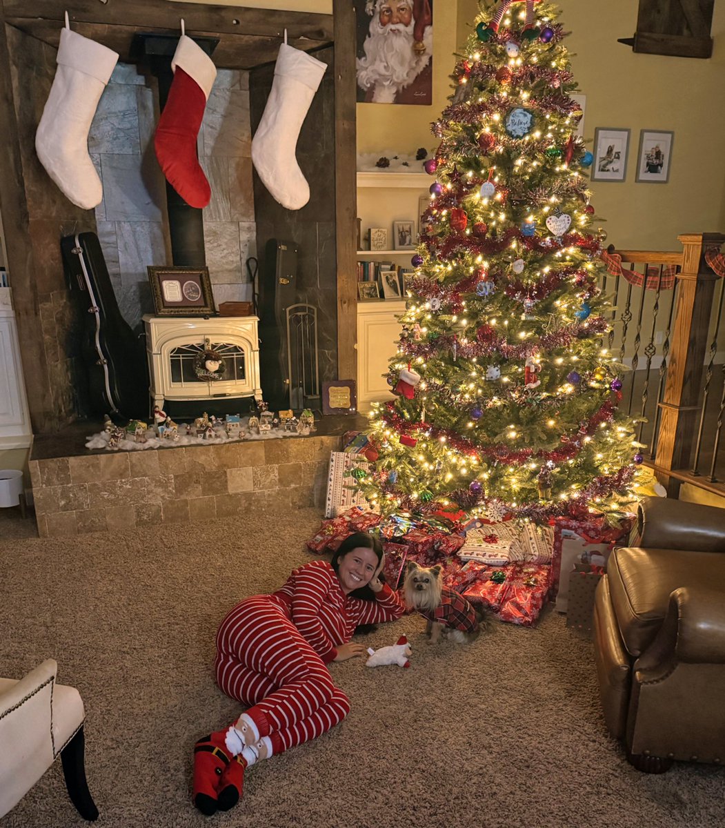 DanielleDestroy's tweet image. Patiently waiting on Santa Paws 🎄🎅🏻🐾❤️