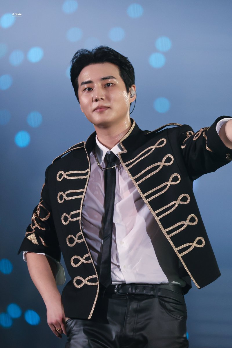 OH MY GOD HE WAS DRENCHED IN SWEAT, HIS WHITE SHIRT OH MY GOD😭