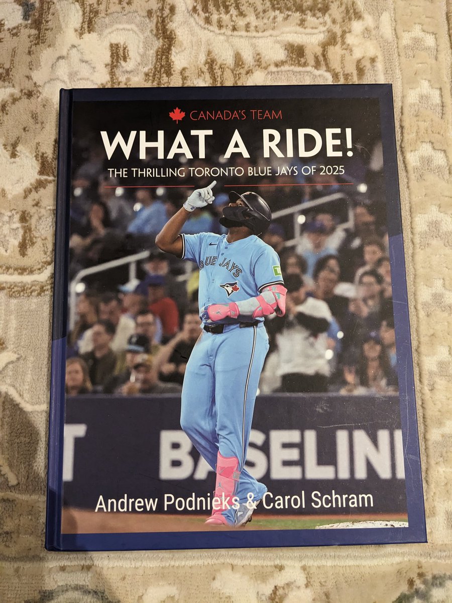 ayaka_msgON's tweet image. 義母からクリスマスギフトの一つの中でジェイズの本貰った！2025年の全試合のハイライトと写真と歴代カナダ人in Jaysとかも載っててすごい！これは宝だ！！