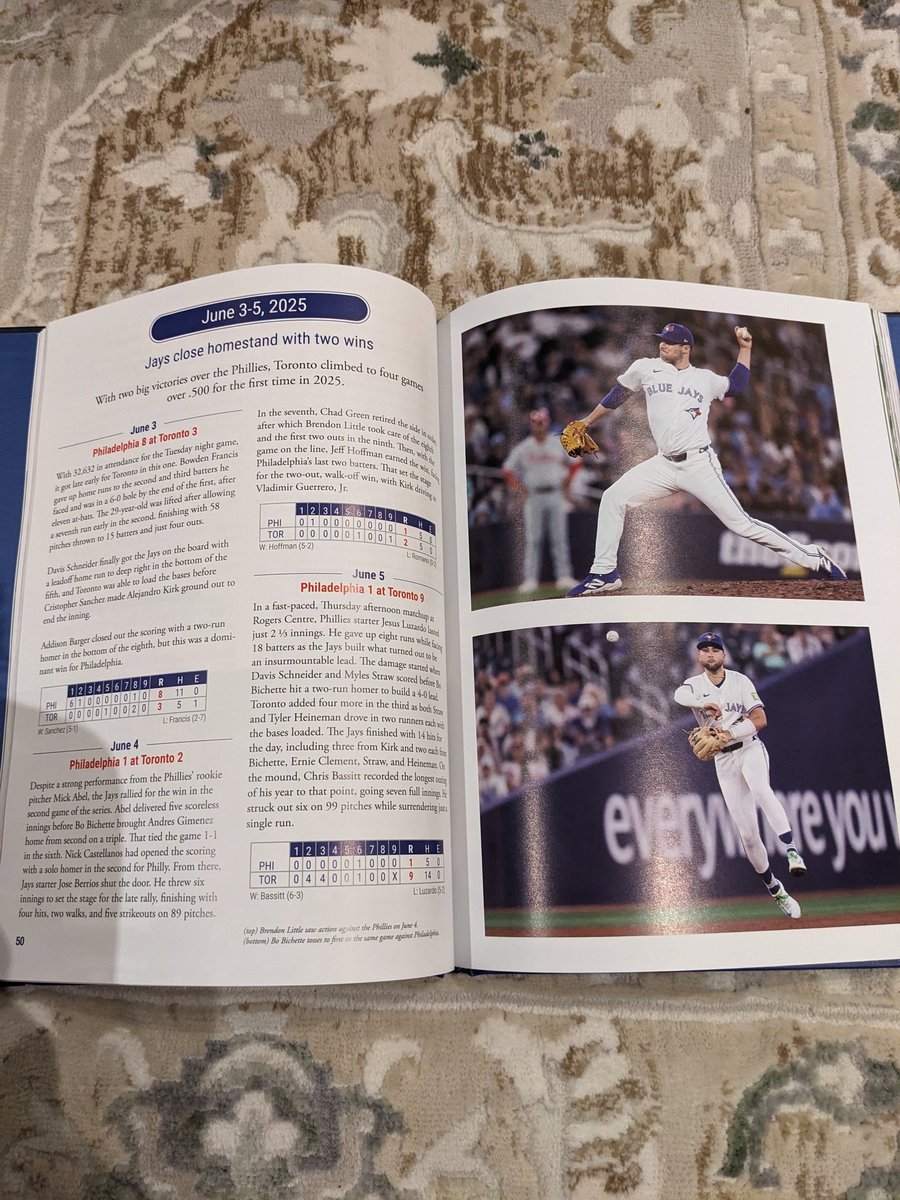 ayaka_msgON's tweet image. 義母からクリスマスギフトの一つの中でジェイズの本貰った！2025年の全試合のハイライトと写真と歴代カナダ人in Jaysとかも載っててすごい！これは宝だ！！