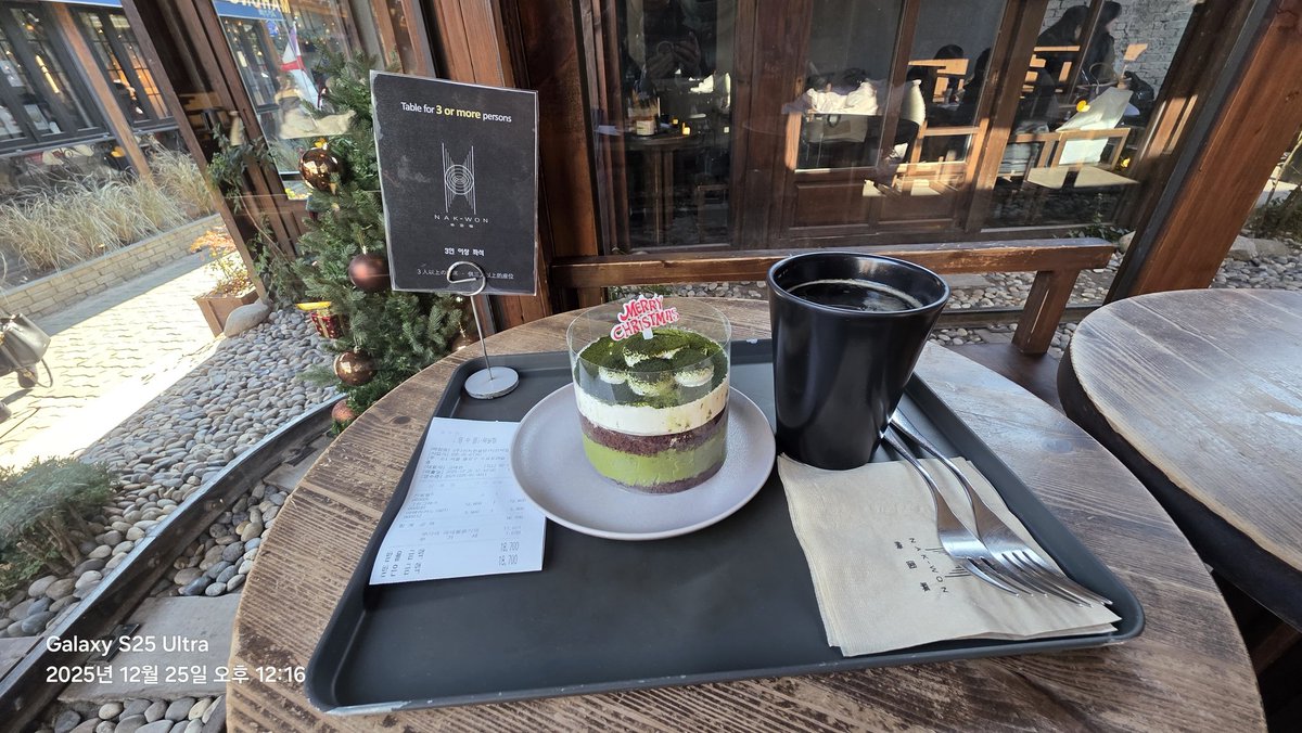 iminjeo98296355's tweet image. 🎄Merry Christmas 🎄
낙원은 자주 가지는 못하지만
갈때마다 힐링되고 행복해지는 마법👍
크리스마스 픽 그린그래스도 찰떡이네
너무너무 맛있잖아요🥰
#ksh_truth #ksh_willprove
#金秀賢 #キムスヒョン #คิมซูฮยอน 
#WeStandwithKimSooHyun
@khosangrock