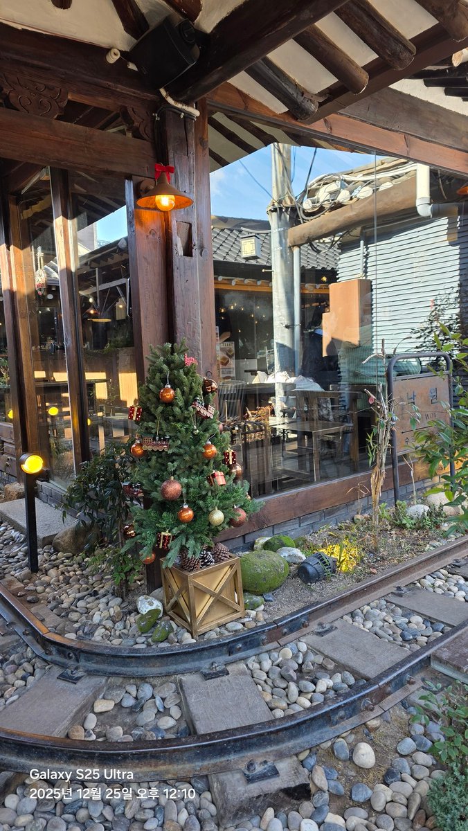 iminjeo98296355's tweet image. 🎄Merry Christmas 🎄
낙원은 자주 가지는 못하지만
갈때마다 힐링되고 행복해지는 마법👍
크리스마스 픽 그린그래스도 찰떡이네
너무너무 맛있잖아요🥰
#ksh_truth #ksh_willprove
#金秀賢 #キムスヒョン #คิมซูฮยอน 
#WeStandwithKimSooHyun
@khosangrock