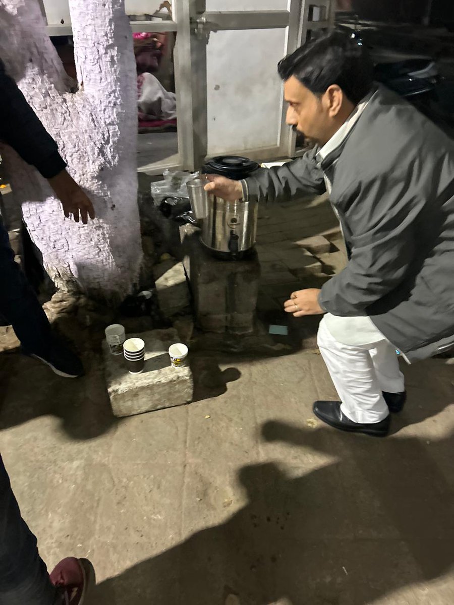 Padamsales's tweet photo. कड़ाके की ठं�� में राहत देने के उद्देश्य से रात्रि 9:00 बजे मेडिकल परिसर में चाय एवं बिस्किट का वितरण किया गया।

#SocialService #Wintercare #Charity #Rohtak #Community #ServiceToSociety #WinterRelief #Humanity https://t.co/e0SFW7TQtC