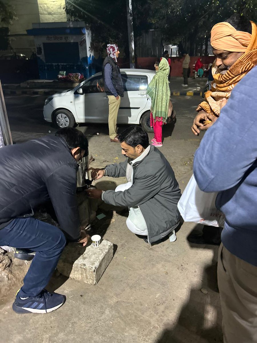Padamsales's tweet photo. कड़ाके की ठं�� में राहत देने के उद्देश्य से रात्रि 9:00 बजे मेडिकल परिसर में चाय एवं बिस्किट का वितरण किया गया।

#SocialService #Wintercare #Charity #Rohtak #Community #ServiceToSociety #WinterRelief #Humanity https://t.co/e0SFW7TQtC