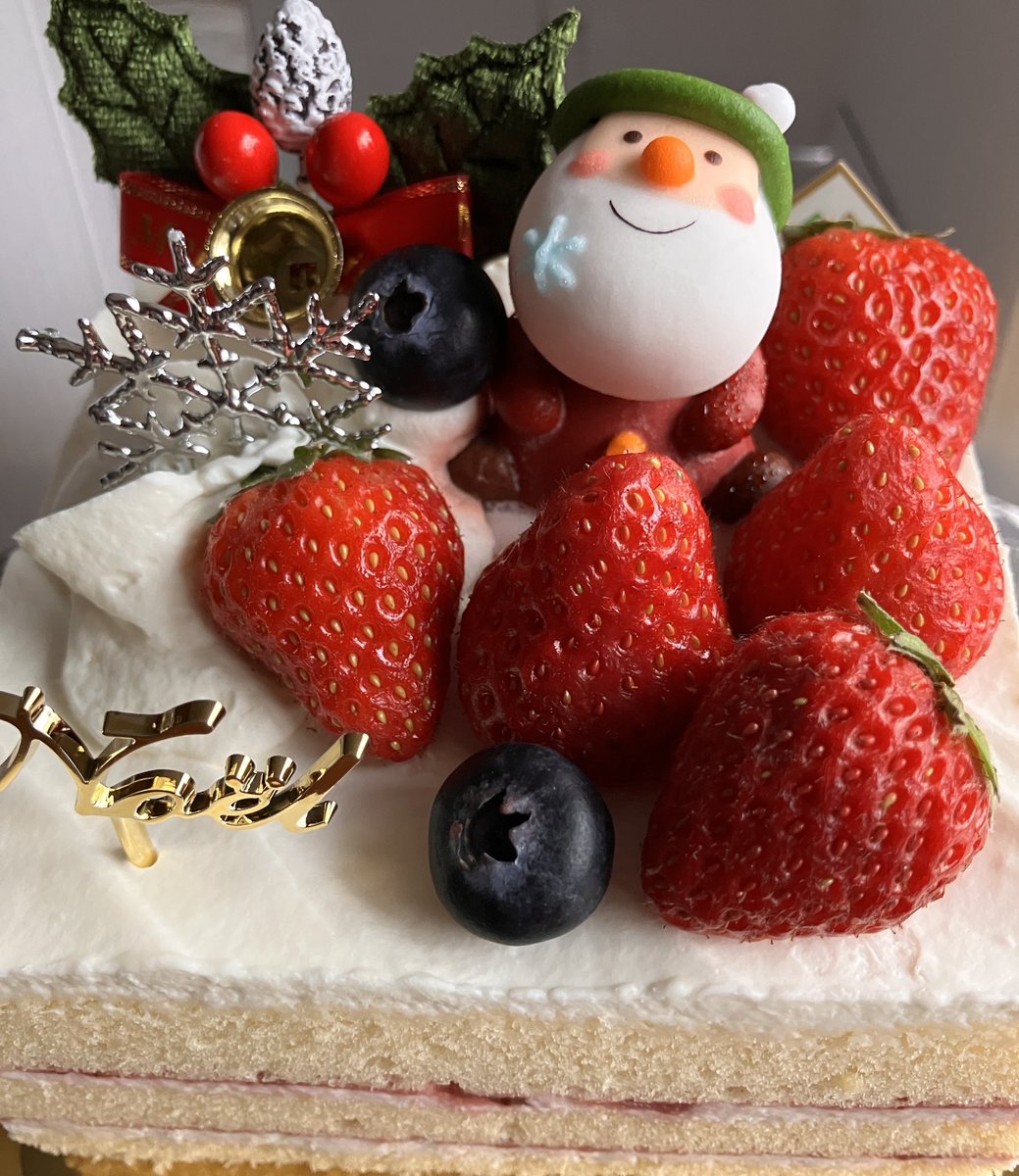 cervezayvino_'s tweet photo. クリスマスケーキ買ったの何年ぶり⁇ コンサドーレのパートナー、ICHIE様のケーキ。父が喜んで食べてます😊🎄
#株式会社いちえ北海道 #ICHIE #consadole #パートナー企業を応援しよう https://t.co/RCFBDKWOV8