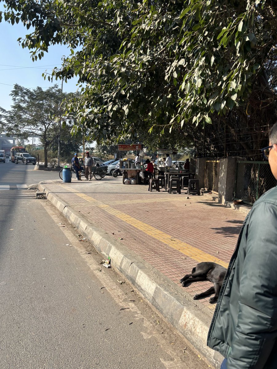 Encrochment is back. Requested <a href="/MCD_Delhi/">Municipal Corporation of Delhi</a> to take immediate action. This is the biggest issue to get into service lane.  maps.app.goo.gl/Eo6tRWqMgTE3Xg…