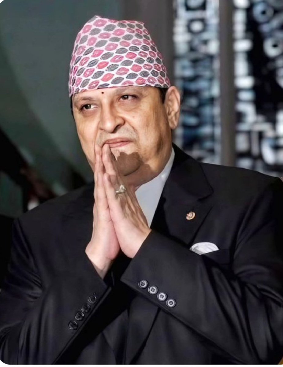 अन्य देशका राजा झैं ज्ञानेन्द्र राजा सपरिवार देश छाडेर गएनन । यो राजाको नेपाल र नेपाली प्रतीको मायाले मात्र हुन सक्छ । त्यसैले यदी कसैले देश बचाऊन सकेनन भने आखीरमा सबै जनताको आशाचैं राजा माथीनै हुन्छ । 🙏