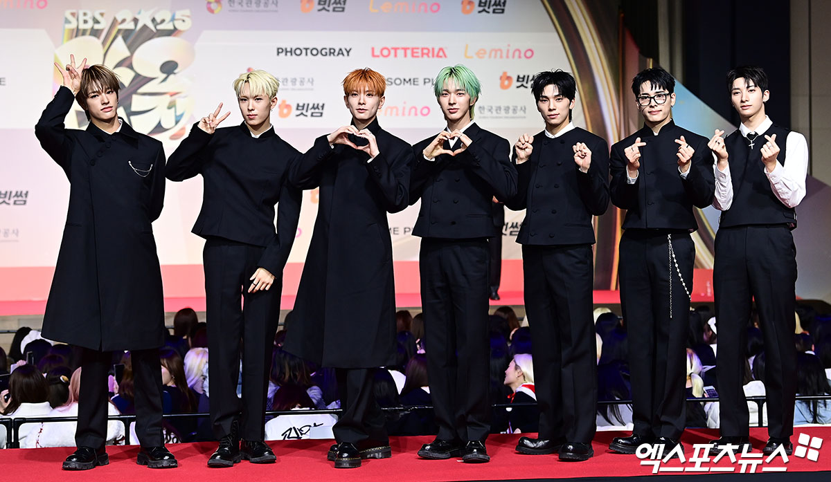 NEXZ_GLOBAL's tweet photo. [📸] NEXZ's Red Carpet photo from 2025 SBS Gayo Daejeon today ❤️

🔗https://t.co/wZQszqhDM4
🔗https://t.co/Y3WINveGH0
🔗https://t.co/FyeI1tqDcR
🔗https://t.co/AtWNgvJfSw

NEX2Ys, Don't forget interact their article react, comment, and share to increase their brand reputation 🦊

#NEXZ #넥스지 #ネクスジ
@NEXZ_official