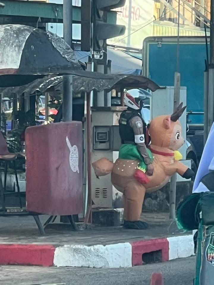 GunweebJimmy's tweet image. Drive carefully this Christmas 🎄 

With love from Royal Thai Police