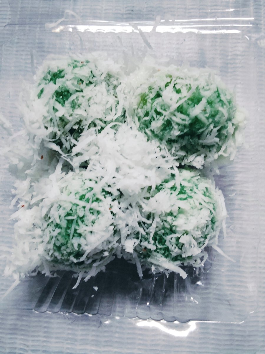 miszbek's tweet image. Tadi pagi sarapan klepon 💚