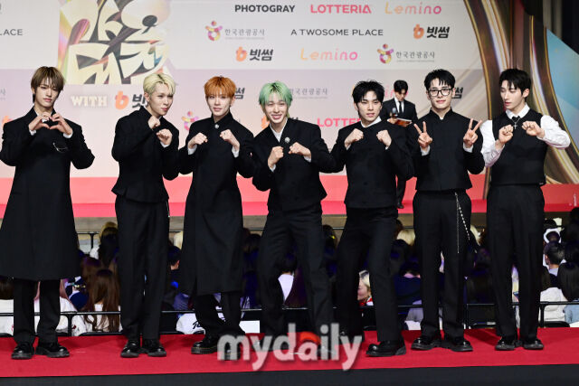 NEXZ_GLOBAL's tweet photo. [📸] NEXZ's Red Carpet photo from 2025 SBS Gayo Daejeon today ❤️

🔗https://t.co/wZQszqhDM4
🔗https://t.co/Y3WINveGH0
🔗https://t.co/FyeI1tqDcR
🔗https://t.co/AtWNgvJfSw

NEX2Ys, Don't forget interact their article react, comment, and share to increase their brand reputation 🦊

#NEXZ #넥스지 #ネクスジ
@NEXZ_official