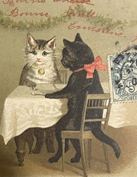 ヘレナ・マグワイアの「クリスマスケーキを運ぶ猫」のポストカードを。およそ1900年頃の石版画です。うちにいるシュタイフの黒猫が歓迎して早速お茶会に参加しようとしています🐈‍⬛