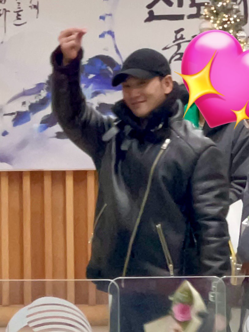 comeonboogie's tweet photo. 251225 가요광장 #백호 퇴근

동호야 덕분에 우리도 즐거웠어
건강하게 잘 다녀와 화이팅🐯🧡 https://t.co/RdB7HPlSoW