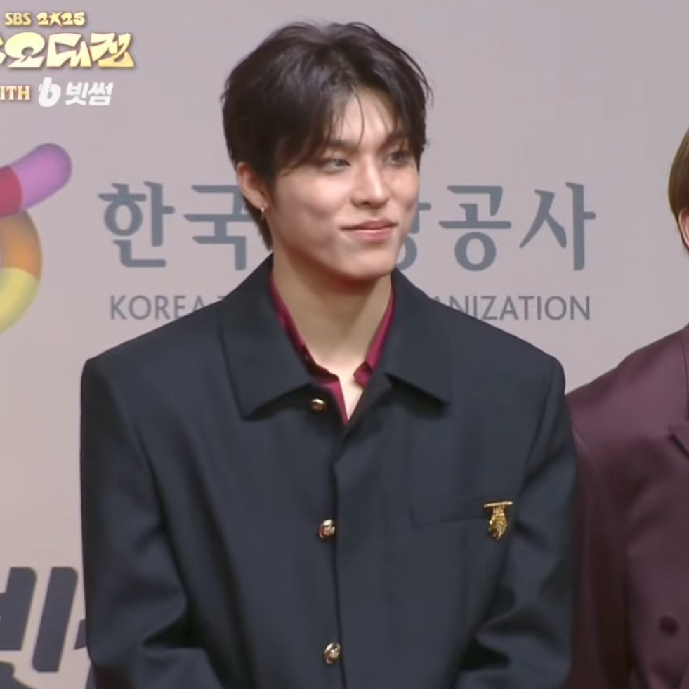 jeongwoo is so handsome omg 😩