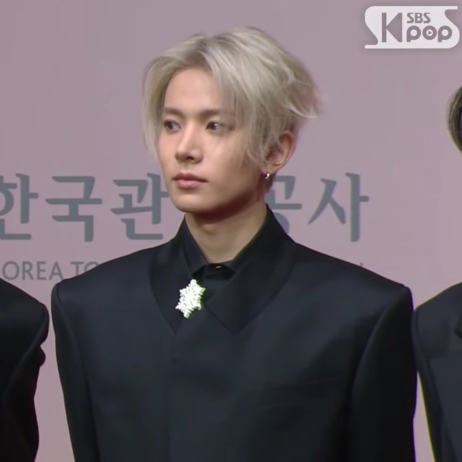 OH MY GOD SILVER HAIR HEESEUNG 😭😭