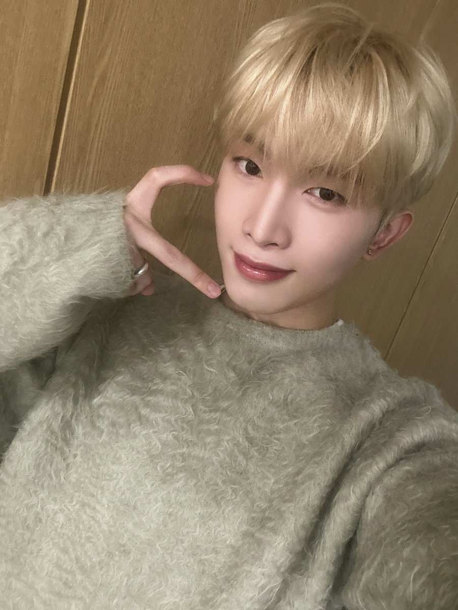 메리 크리스마스~🎄
⠀
#POW #파우 #DONGYEON #동연 #GRID #그리드