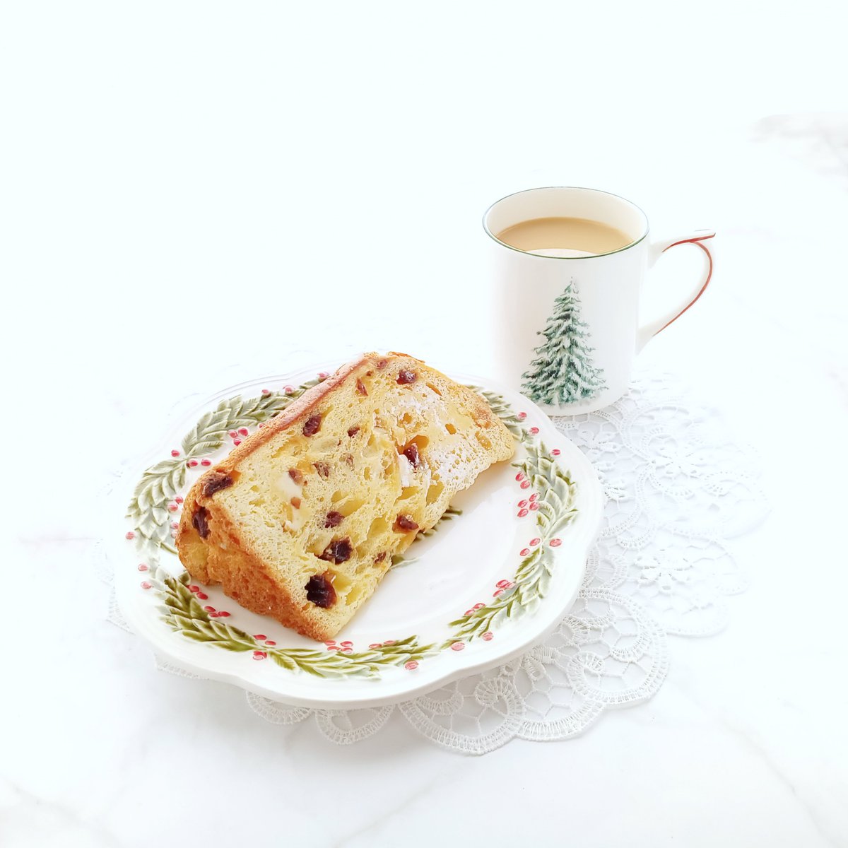 lecca_life's tweet photo. 今日のブランチ
お茶はTHOMPSON'S スコティッシュ ブレンド
DONQのパネトーネ
以前はレーズンが苦手で食べなかったのですがここ数年シナモンもレーズンも平気になり、クリスマス系の食品がずいぶん食べられるようになりました

#おうちカフェ #GIEN #ジアン https://t.co/jVoeRc3O4q